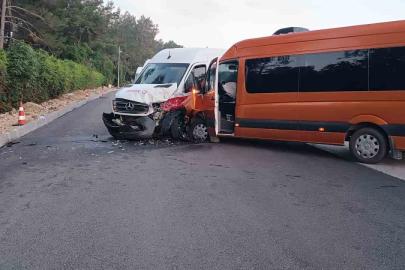 Antalya’da tur minibüsleri çarpıştı, 13 turist yaralandı