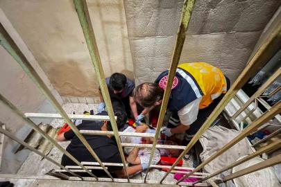 Apartman boşluğuna düşen vatandaşı itfaiye kurtardı