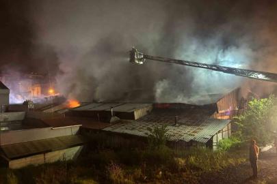 Arnavutköy’de ahşap kalıp üretim tesisinde yangın
