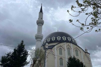Arnavutköy’de rüzgarın etkisiyle caminin minaresi sallandı, iki bina tahliye edildi