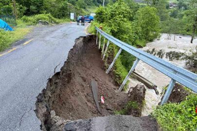 Artvin’de dere taştı, 5 köyün ulaşımını sağlayan yol hasar gördü