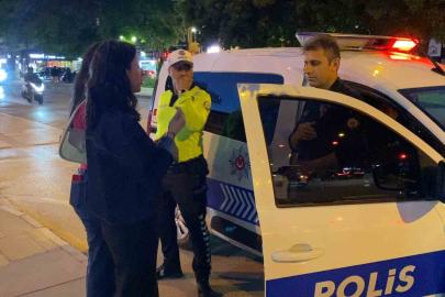 Bankamatikte unutulan parayı görüp polise teslim etti