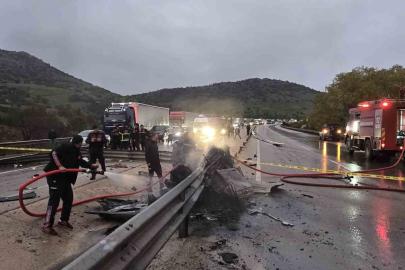 Bariyerlere çarparak yanan otomobilin sürücüsü feci şekilde can verdi