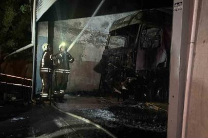 Başakşehir’de tamirhanedeki tırda yangın çıktı