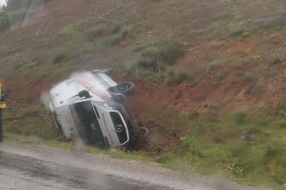 Başkentte direksiyon hakimiyetini kaybeden ambulans yan yattı