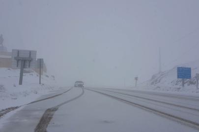 Bayburt-Erzurum kara yolunda mayıs ayında kar yağışı
