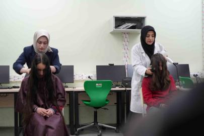 Bayburt’ta meslek öğrenen eller küçük öğrenciler için makas tuttu