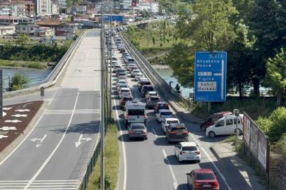 Bayram dönüşü trafik kilitlendi