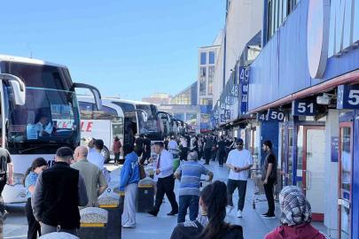 Bayram tatili dönüşleri başladı: 15 Temmuz Demokrasi Otogarı’nda yoğunluk yaşandı