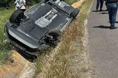 Bayram tatili dönüşünde kaza yapan 2 araç refüje düştü