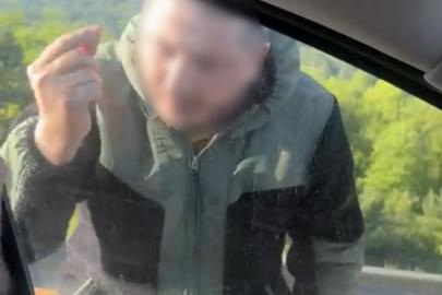 Bayram yolunda maganda dehşeti: Ailenin yolunu kesip sürücüye saldırdı