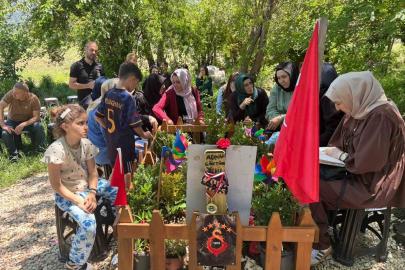 Bayramda evlatlarının mezarı başında buluştular