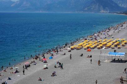Bayramın ilk gününde tatilciler Antalya sahillerine akın etti