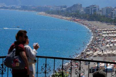 Bayramın son gününde tatilciler Konyaaltı Sahili’ne akın etti