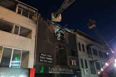 Bayrampaşa’da 5 katlı iş yerinin 3 katı alevlere teslim oldu
