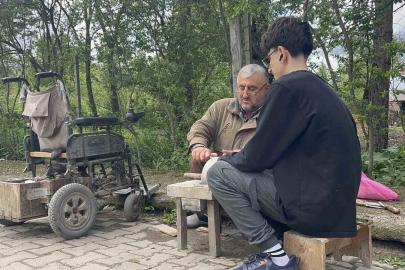 Bedensel engelli baba, oğluyla birlikte bıçak bileyerek geçimini sağlıyor