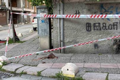 Binadan düşen kiremitler için emniyet şeridi çekildi