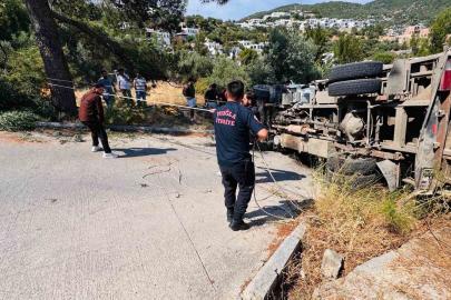 Bodrum’da devrilen kamyonda sıkışan 3 kişi kurtarıldı