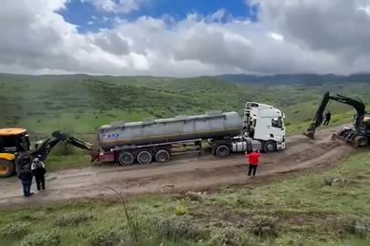 Bolu’da bayram trafiğinden kaçan tır ve kamyonlar köy yolunda çamura saplandı