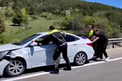 Bolu’da polis ekipleri kaza yapan aracı iterek trafiği rahatlattı