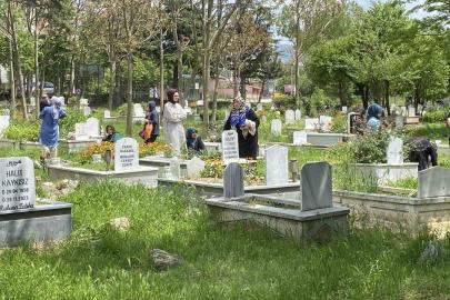 Bolu’da vatandaşlar arefe günü kabir başında dua etti