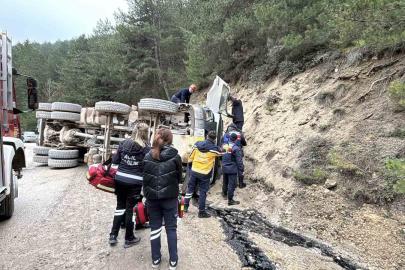 Bolu’da virajı alamayan hafriyat kamyonu devrildi: 1 ölü