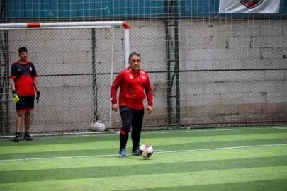 Böyle maç görülmedi, vali çocuklarla birlikte futbol oynadı