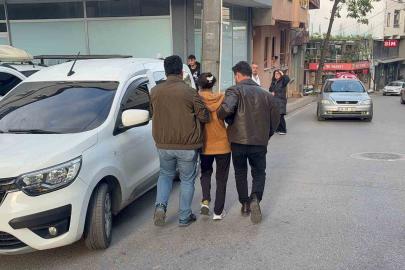 ’’Bu araç benim’’ diyerek  hırsızlık için girdiği araçtan inmeyen kadın tutuklandı