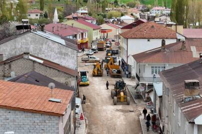 Büyükşehir’den Sarız’daki 1,3 kilometrelik ana arterde yol yapım ve sıcak asfalt çalışması