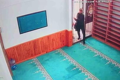 Caminin sadaka kutusundan hırsızlık kamerada