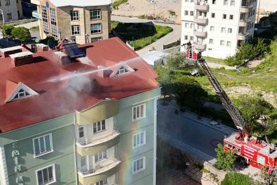 Çatı katındaki mutfakta çıkan yangın korkuttu