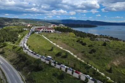 Çekerek Millet Bahçesi bayram tatilinde yoğun ilgi gördü, araç kuyrukları oluştu