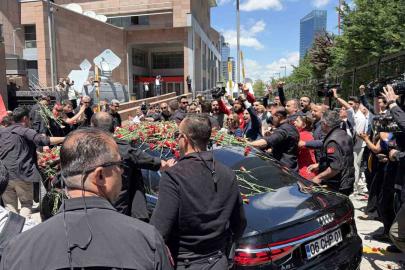 CHP Genel Başkanı Kılıçdaroğlu, Genel Merkez’de çiçeklerle karşılandı