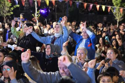 Çiçek Festivali’nin son gününde düzenlenen konserde vatandaşlar doyasıya eğlendi