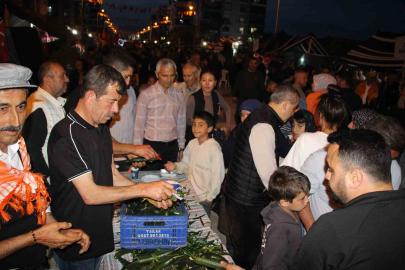 Çocukluğunda yediği salatalığı unutamayan muhtar 1 ton salatalık dağıttı