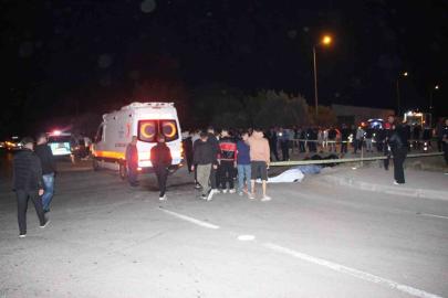 Çöp kamyonuyla çarpışan motosikletteki 2 genç hayatını kaybetti