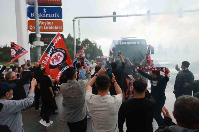 Çorum FK’da Süper Lig coşkusu: Tarihi zaferin ardından takım kafilesine görkemli karşılama
