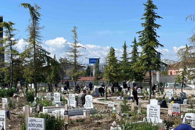 Çorum’da arefe günü mezarlıklar ziyaretçilerle doldu