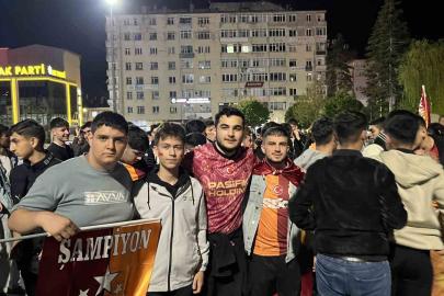 Çorum’da Galatasaray taraftarlar sokakları bayram yerine çevirdi