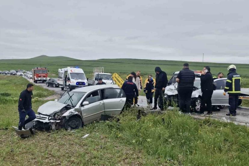 Çorum’da iki otomobil çarpıştı: 6 yaralı