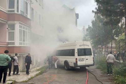 Çorum’da kamelyada çıkan yangın araçlara sıçradı