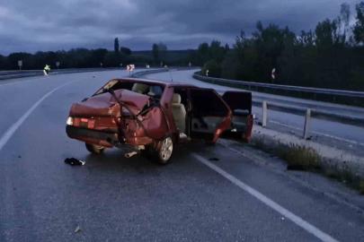 Çorum’da otomobil bariyerlere çarptı: 2 yaralı