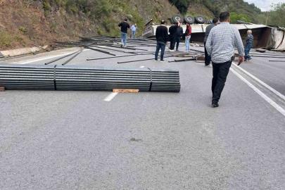 Çubuk demir yüklü tır devrildi, OSB yolu trafiğe kapandı
