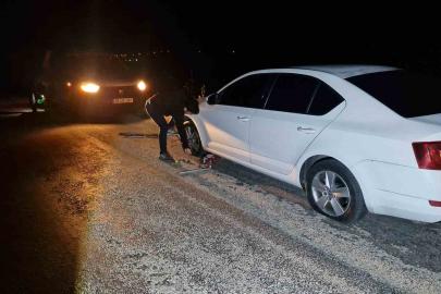 Çukurlara giren 5 aracın lastiği patladı