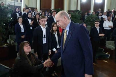 Cumhurbaşkanı Erdoğan, gençler ve milli sporcularla bir araya geldi