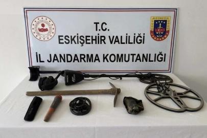 Define bulmak için kaçak kazı yaparken yakalandılar
