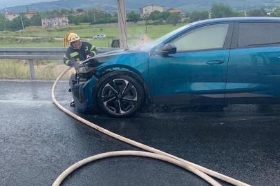 Denizli’de seyir halindeki araçtan duman ve alevler yükseldi