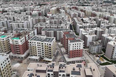 Depremde yüzlerce kişiye mezar olan ve yeniden inşa edilen mahallede şükür namazı kılındı