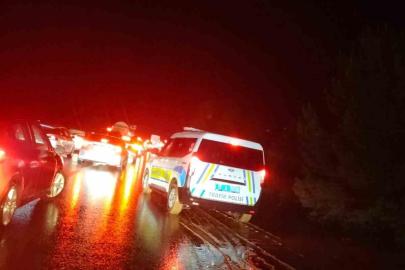 Dere taşması yolu tek şeride düşürdü