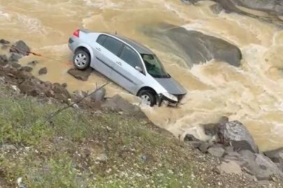 Dereye uçan otomobilin sürücüsü kazayı ucuz atlattı